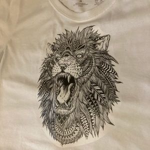 Women’s lion graphic tee size medium